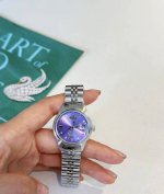 一直很喜欢西太后的饰品设计 从手链到项链到手表都深得我心 特别这款西太后电光紫手表尊嘟一眼万年 表盘大小29Mm 上手适中 完全不挑手型 紫色表盘搭配银色钢表上