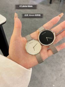 卡尔文 莱恩Calvin Klein Ck 小迷你时尚的表壳设计，风格简约，配以流行的手镯形表链，大方百搭，完美结合了Ck手表在无数女性的心中留下了不可磨灭的印