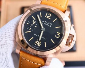 白 -金 沛纳海-新推出的luminor Marina庐米诺系列腕表，采用super-Luminova夜光涂层，都让这抹夜光绿灼灼不熄，仿佛是一股夜光引力，引人