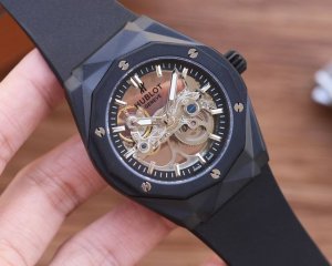 白520，金700 “量王” 店家主推 独家首发 独家品质 硬汉专属 运动型腕表 前卫时尚贵族气息 高清实拍 品质保证 最新 ：恒宝最新设计时尚新品 类型 ：精
