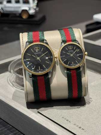 新款Gucci G-Timeless系列腕表匠心演绎品牌经典图案，不断为全新系列增色添彩。这款腕表配以绿色尼龙带和精钢表壳，银色表盘巧妙点缀标志性元素尺寸38M - 点击图像关闭
