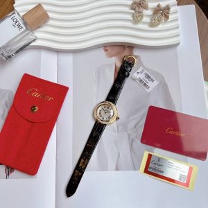 卡地亚颜值爆表系列 卡地亚小旋风Trinity系列女神表 与许许多多非圆即方的腕表相比，这款表的表壳设计成了螺旋状，既新颖又特别，因此外界取名为小旋风。三圈圆圈