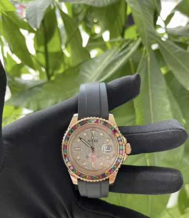 谈到劳力士游艇名仕型系列中最受欢迎应该就是 116655-Oysterflex Bracelet腕表了，也就是大家俗称的“金游艇”。该腕表的设计十分奢华表盘直径 - 点击图像关闭