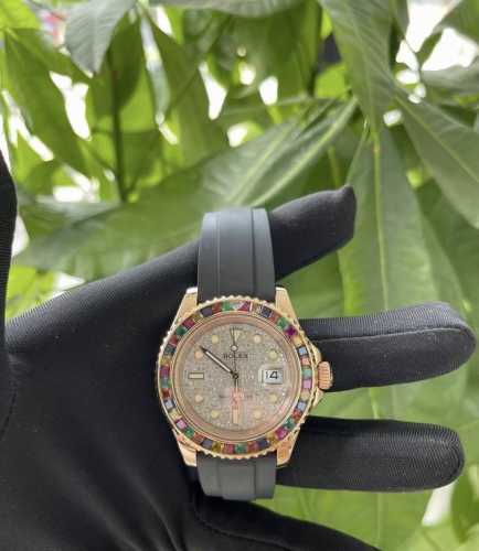 谈到劳力士游艇名仕型系列中最受欢迎应该就是 116655-Oysterflex Bracelet腕表了，也就是大家俗称的“金游艇”。该腕表的设计十分奢华表盘直径