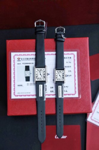 新款坦克Must 真钻女士石英腕表！ 大号尺寸: 33.7Mm*25.5Mm,厚度6.6Mm 小号尺寸: 29.5Mm*22Mm,厚度6.7Mm 区别市场通货！