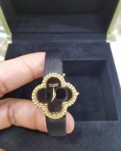最高版本Vca工厂p首款四叶草 如今在市场出售的产品是第三代 做工方面比以前的产品薄 精致 为了回顾大家一直以来的支持 本工厂pVca产品每一个款将配送一个原装