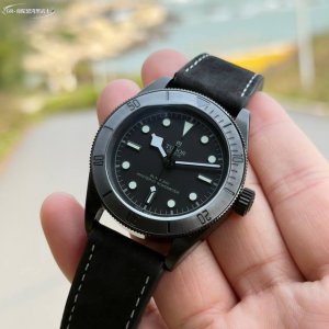 Gr新品: 帝陀碧湾黑武士背透腕表 暗夜之眼，窥见机械之美 **深邃如夜，锋芒毕露。 帝陀碧湾黑武士背透腕表，承袭黑武士系列的硬朗风格，更以通透表背，将精密机械