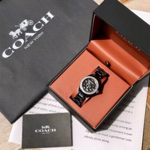 蔻驰Coach女式石英腕表！表径～28Mm，盈润舒适的陶瓷材质，搭配简约不规则立体花纹表盘，精致简约的风格和现代与经典的巧妙结合，陶瓷表带搭配时间刻度表壳，清新