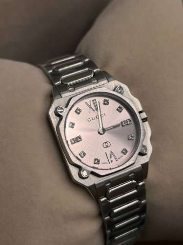 Gucci 古驰 G-Flat系列女士腕表 款号：Ya166501 表径24Mm，粉色盘、白色间金盘两色可选 官方在售价格P：22100人民币 精钢表带表壳，其