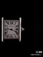 Af完美展现坦克系列低调而不奢华的复古风格 Af卡地亚Tank坦克系列腕表 表壳 小号29.5Mm*22Mm，打破了传统腕表表身的圆形造型，以上下对称的平行表框