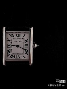 Af完美展现坦克系列低调而不奢华的复古风格 Af卡地亚Tank坦克系列腕表 表壳 小号29.5Mm*22Mm，打破了传统腕表表身的圆形造型，以上下对称的平行表框