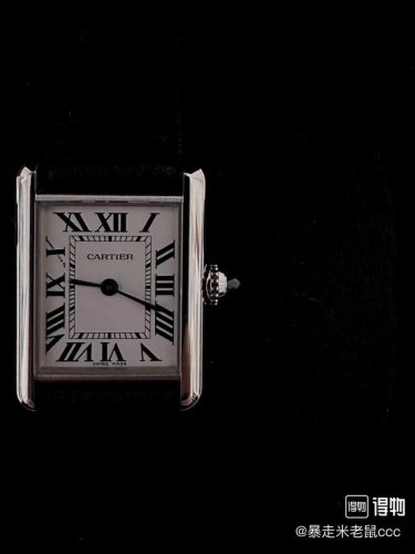 Af完美展现坦克系列低调而不奢华的复古风格 Af卡地亚Tank坦克系列腕表 表壳 小号29.5Mm*22Mm，打破了传统腕表表身的圆形造型，以上下对称的平行表框