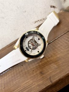 古驰 Gucci新款中性潜水表，40 Mm表径，以品牌标志性“猫”图案和夜光显示为表盘。应用不锈钢材质，经缎面拉丝润饰，并搭配与表盘配色一致的橡胶表带。表盘单向