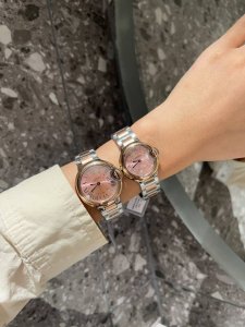 白钢 电镀+20 钻圈+40 卡地亚 尺寸：28Mm 33Mm 匠心之作卡地亚蓝气球，精致石英腕表，传统双针设计 星空运转 时间流淌 特殊工艺镶钻，个性 完美