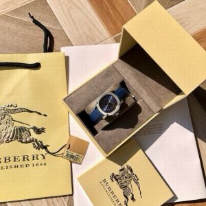 英国经典奢侈品牌，Burberry巴宝莉石英女式腕表，鹦鹉螺系列，Bby1716，知性优雅的方型表盘设计，经典又复古，堪称时尚界的典范，原装瑞士进口机芯，表径～