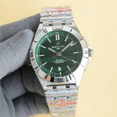 百年灵机械计时系列A32398101M1A1！ Conomat Automatic T 40 重磅来袭！ 1这款双时区腕表盘面简洁凌厉，读时清晰。黑色，蓝色，绿