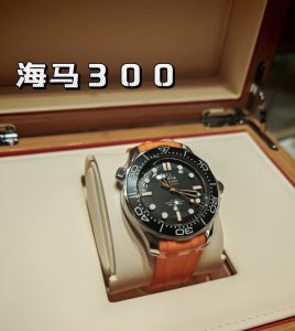 Omega 海马 米 “橙”意十足！ 新款到货啦，橙色是海马系列的灵魂配色，兼具功能与美学，近年多款新品延续这一设计语言，适合追求活力与实用性的腕表爱好者。 这
