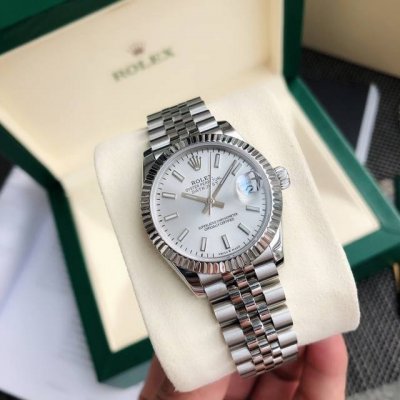劳力士Rolex女款蚝式日志型腕表！表壳直31毫米。采用904L不锈钢来锻造，具备高抗腐蚀性。搭配劳力士定制版2236蓝游丝全自动机械机芯性能极为稳定，抗震力强