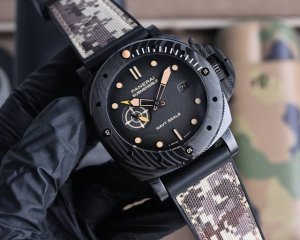 白壳 黑壳900 V7沛纳海 深爱再出新面 实力“好工艺”“好品质”自然“好口碑” 有一种般“沛”叫绝对般沛 敢爱敢当 ，沛纳海 尽显男人魅力 军人挚爱手表 个