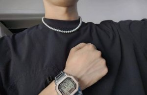发货实拍，终于出货！小金砖，金色Gmw-B5000D-1Jfb5000 35周年方块钢带表 采用了极为用心的抛光和打磨，显得质感非常高级。经典的G-Shock壳