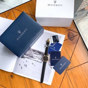 专柜最新款玛莎拉蒂 Maserati独家首发石英女表到货，整体不锈钢材料打造，蓝宝石玻璃镜面，小巧精致女表表经34Mm，厚度9Mm 表盘有玛莎拉蒂的经经典log