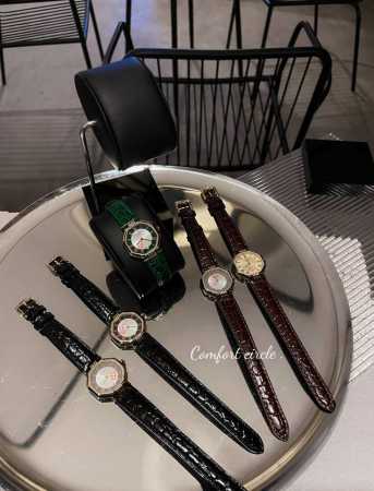 首饰配对，运气翻倍 Cd日历款多边形中古腕表，独一无二的八角造型，完全不必担心撞款，灰白配色的表盘，复古纹理的表带，非常有质感原版开模，加厚三层镀金，蓝宝石防刮 - 点击图像关闭