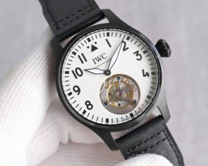 Tw Factory 新款Iwc万国飞行员陀飞轮腕表Tf3追求创新工艺和独创技术，一直是万国制表发展的不竭动力。自1936年的第一块飞行员腕表问世以来，万国就已