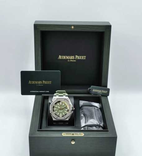 爱彼皇家橡树离岸-奶油绿盘 今天给大家介绍一款特别吸睛的Audemars Piguet Royal Oak Offshore Diver 15720St！