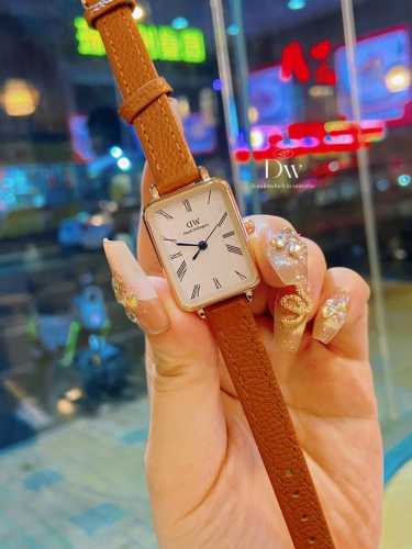 100玫瑰金 dw 种草小红书爆款～～ 新款推荐Dw新款 ，表盘20Mm×26Mm～～石英手表！表盘厚度6Mm纤薄！携手国际名模Kendall Jenner推出