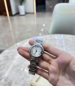 卡地亚蓝气球Wsbb0067 宝子们，看过来！卡地亚蓝气球石英款来啦！28毫米精钢表身，超适合女生。镀银表盘配罗马时标与蓝钢指针，尽显优雅。 全套购买，带购物小