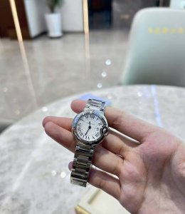 卡地亚蓝气球Wsbb0067 宝子们，看过来！卡地亚蓝气球石英款来啦！28毫米精钢表身，超适合女生。镀银表盘配罗马时标与蓝钢指针，尽显优雅。 全套购买，带购物小