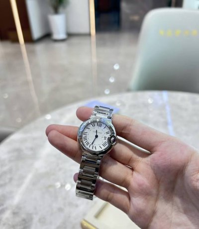 卡地亚蓝气球Wsbb0067 宝子们，看过来！卡地亚蓝气球石英款来啦！28毫米精钢表身，超适合女生。镀银表盘配罗马时标与蓝钢指针，尽显优雅。 全套购买，带购物小