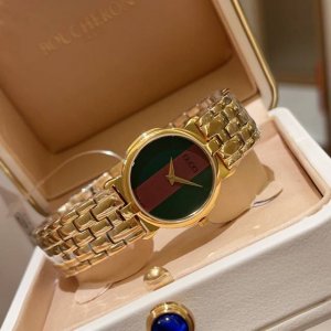 金冠罗马，带来一整个初夏浪漫气息 Gucci罗马小白花，中古款 经典配色罗马刻度，太太太复古啦 28Mm的石英小号，极简设计，超薄三件套 这个款式很难见到，头尾