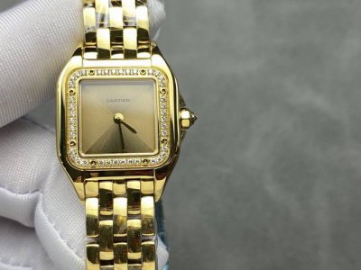 Af 卡地亚 猎豹系列腕表 图为22Mm 表壳 小号22*30Mm，中号27*37Mm 方形表壳线条柔美，精美流线表耳，与表壳一体成型，魅惑动人。是Panthè