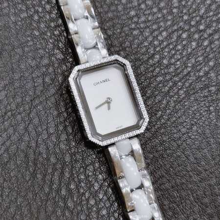 钻圈热卖款终于到货 市场独家货 香奈儿 Chanel ＃ PremièRe系列 ＃沿用了芳登广场的造型，看似是简单的复制，却取得了良好的效果。时至今日，由白色高 - 点击图像关闭