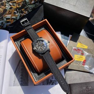 全套包装 碳纤维面！细节满分，300M防水，百年灵经典复仇者系列，它有个响亮的名字：黑鸟侦察机，表盘尺寸44Mm，最吸引人的当属它的外壳，深枪色的壳套镀层采用真