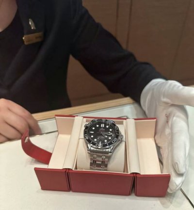 欧米茄海马系列210.30.42.20.01 1 自动机械男款，表径42Mm 海马300黑钢，精钢，黑盘 公价62530，二手23年 11 月全套 现货在店好价