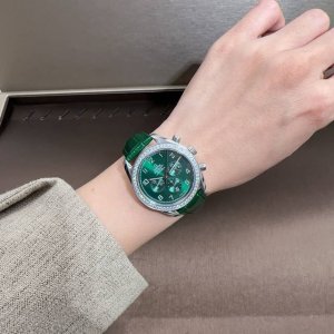 欧米茄首次使用“TréSor” 法语意思是珍宝 为一个腕表系列命名，成为超霸。今年欧米茄推出全新的超霸系列，传承了优雅大方的设计，表壳镶嵌闪耀的钻石，搭配亮色系