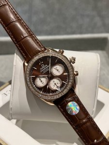 最新欧米茄超霸｜定义腕间奢华新高度 City Walk Or Citydrink，欧米茄超霸都很City。超霸这款新品很顶Speedmaster 38Mm计时表