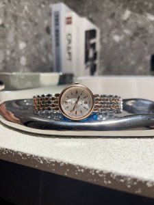 白光 金 钻30 升级版omega -欧米茄典雅系列 卓越的惊艳亮相，将华贵珠宝的优雅魅力与卓越时计的精准技术完美结合“露珠”连结成一条光华夺目的表链，流畅的线