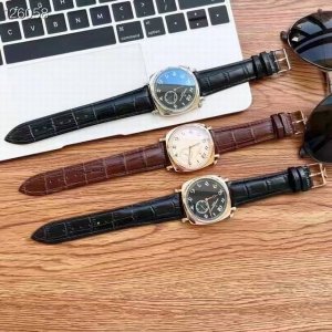 金+20热门歪脖子新面版！这款经典腕表延续原型设计：1921年，汽车的方向盘又大又重，司机很难在驾驶时读取时间，所以这只表的表盘特地在设计上将数字向右偏移，以便