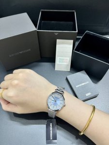 晴空星语 鎏金梦境 Ar11594 阿玛尼32Mm满天星石英女表 以蒂芙尼蓝谱写星辰诗篇 浅蓝星空表盘缀满玫瑰金星钉，如普罗旺斯清晨的天幕 玫瑰金双针划过精钢表