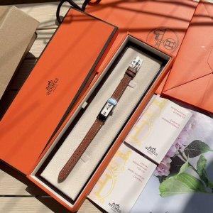 Hermes 爱马仕 中古款 Kelly2手表 多色皮带可选 这款手表是爱马仕2005年推出的款，作为中古款在香港日本等古着店又突然大火。国内的手表代工厂又接到