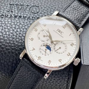 白壳580 玫金780 iwc万国葡萄牙系列多功能月相6针，采用进口大精工作为基础机芯升级为3836-2改正品月相，而且走时稳定，返修率极低，这是复刻市场少有的