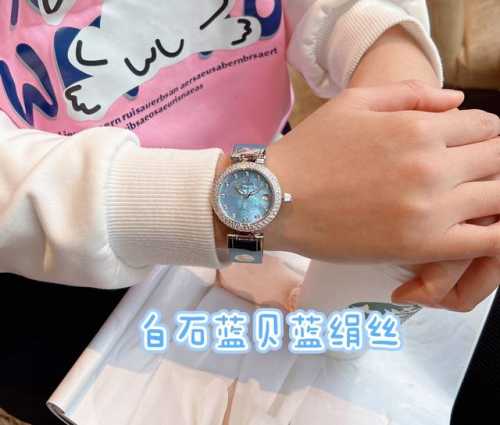 光圈：白 玫 钻圈：白 玫 Ladymatic系列的女性腕表全新绢丝带 是品牌首枚专为女性打造的腕表之一 作为优雅和精致的代名词 在上世纪可谓是引领时代潮流口
