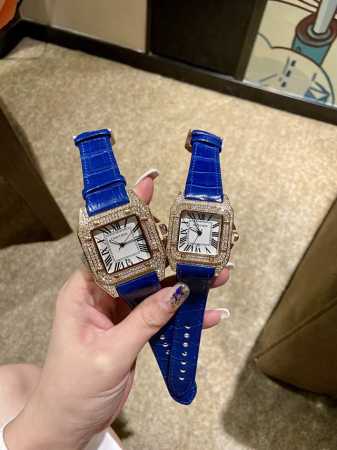卡地亚 Cartier Sf Factory 情侣款 山度士白金满钻，土豪的选择！最好版本，高端大气上档次搭配小牛皮，针扣设计，方便穿戴，细节用心，你值得拥有 - 点击图像关闭