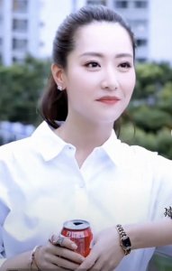 香奈儿Chanel黑金小方糖女士石英腕表，诞生于1987年，所以也叫”1987“，搭载进口原装石英机芯，这款腕表是Coco邀请好莱坞女星Gretagarbo设计