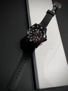 Gucci新款Dive系列从经典潜水表中撷取灵感，糅合经典款式与优越性能，活力动感之余不失优雅韵味。这款腕表搭载石英机芯。以黑色圈口搭配粉色表盘，配备粉色橡胶表