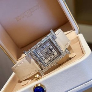 当几何棱角邂逅璀璨钻石 时间，便成了最优雅的艺术品 爱马仕方钻手表 以建筑般的利落线条，重塑腕间美学 方形表壳勾勒现代风范 满镶钻石演绎光影魔法 每一颗精心甄选