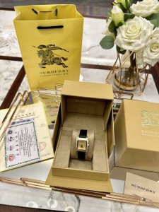 巴宝莉手表经典女士腕表强势回货 表身彩用 精钢材质 进口瑞士石英机芯，蓝宝石镜面 专柜正品品开模 细节同专柜一致 每一处细节都在彰显着巴宝莉特有的奢华工艺。上手